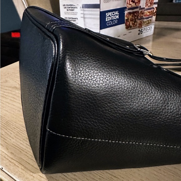 Coach Ashton Tote in Black. Excellent Condition. All Offers Welcomed!!! - Picture 6 of 10